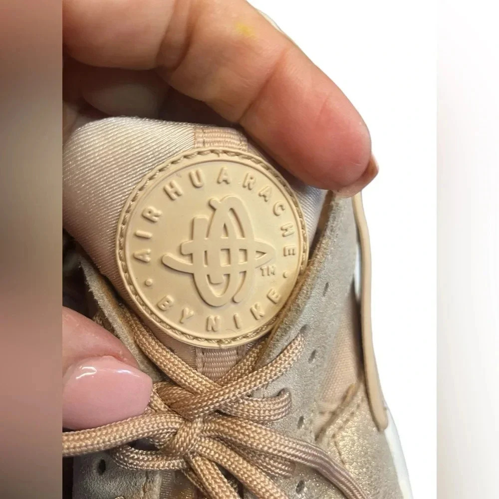 Nike Women's Air Huarache Run
Particle Beige rose gold BV1170 200 Size 7.5 - Picture 2 of 7